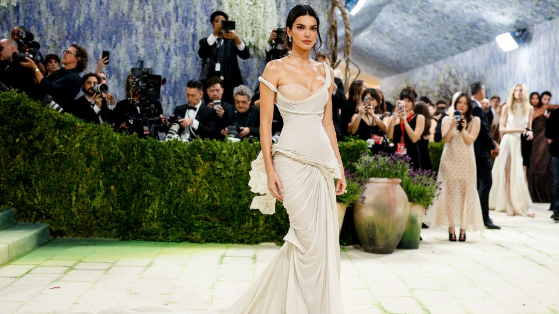2026-red-carpet-fashion-trends-celebrities-are-wearing-right-now