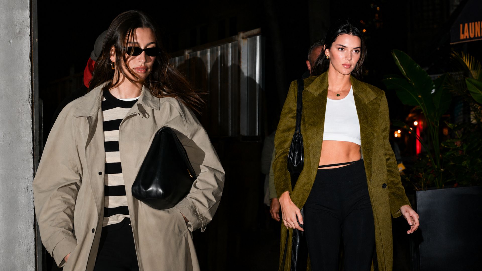 Hailey Bieber / Kendall Jenner airport outfit coat + sneakers + tote bag
